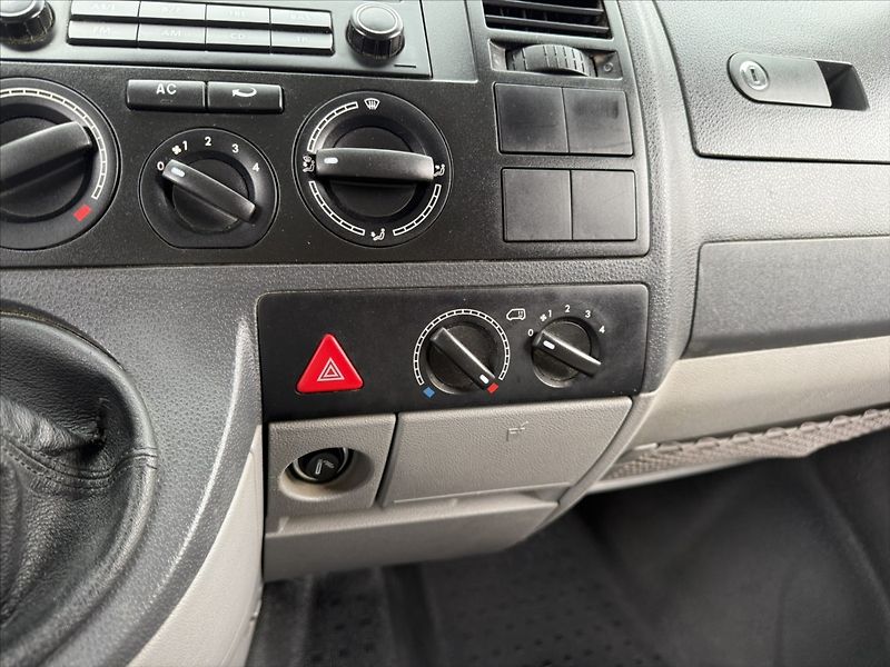 Volkswagen Transporter 2,5   TDI LONG 9 MÍST TAŽNÉ - fotka 12 z 21