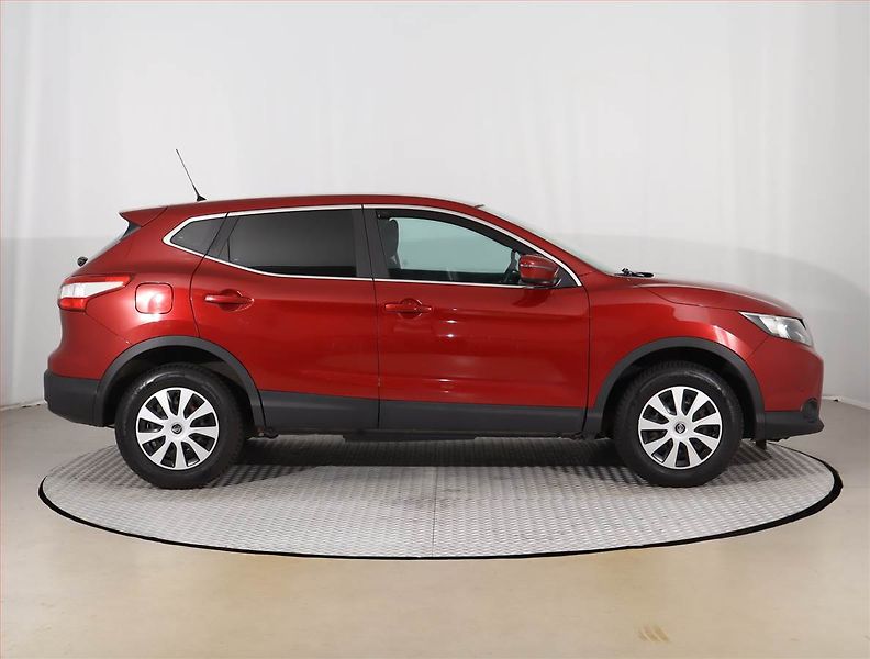 Nissan Qashqai (2015) 1.2 DIG-T, Serv.kniha, Xenony - fotka 6 z 12