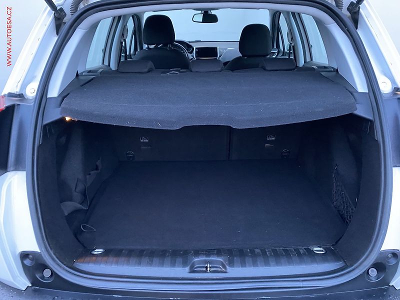 Peugeot 2008 (2019) 1.2 PT, 2.maj,ČR, AC, temp - fotka 7 z 15