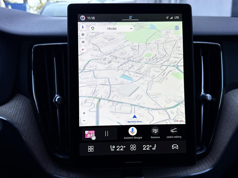 Volvo XC60 B5 AWD PLUS DARK // REZERVACE  - fotka 24 z 44