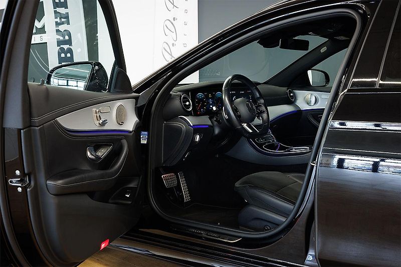 Mercedes-Benz Třídy E (2021) E 300 de T 4Matic AMG Line - fotka 30 z 39