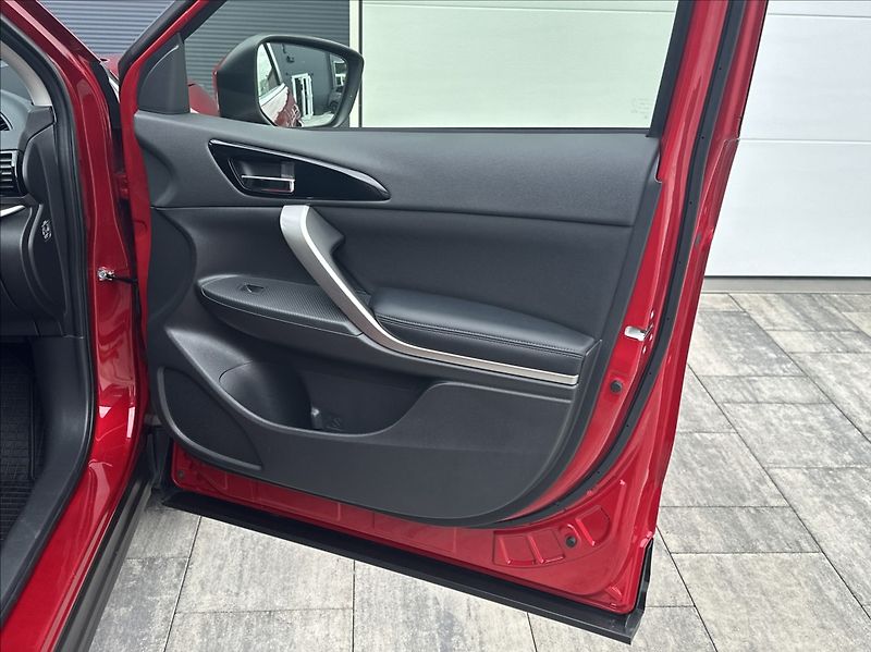 Mitsubishi Eclipse Cross 2,4 PHEV 188PS  A/T 4x4 - fotka 18 z 52