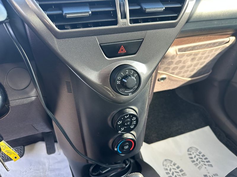 Toyota iQ (2010) 1,0 50Kw  Automat - fotka 16 z 18
