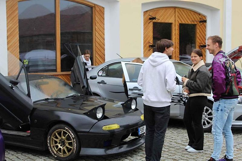 Z podzimního autosrazu v areálu Pivovaru Holanďan v Hlízově.