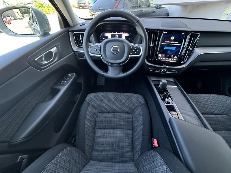 Volvo XC60 B5 AWD (benzín) CORE 1.maj. - fotka 13 z 46