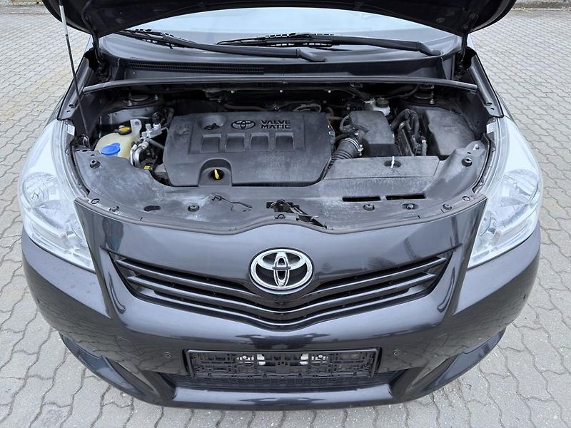 Toyota Verso 1.8i 108 kW navi. serviska - fotka 12 z 19