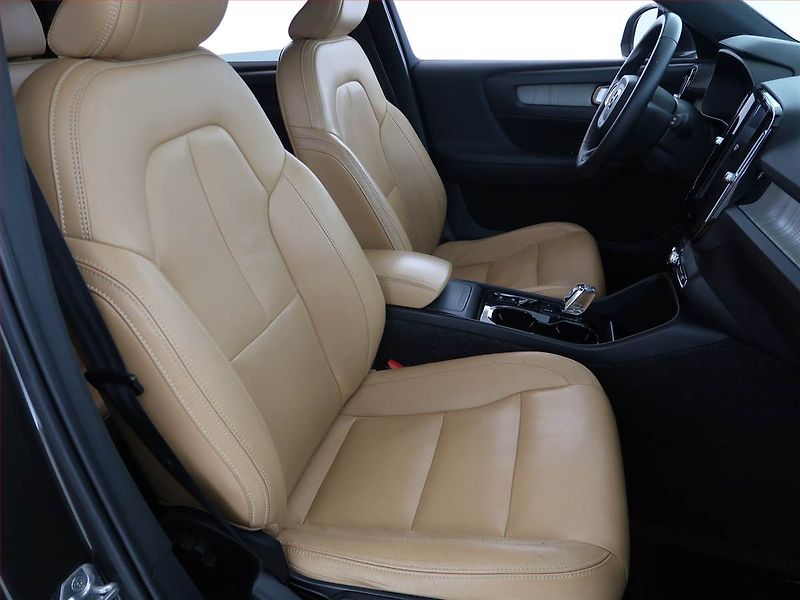 Volvo XC40 (2018) Inscription D4 AWD, 4X4 - fotka 9 z 17