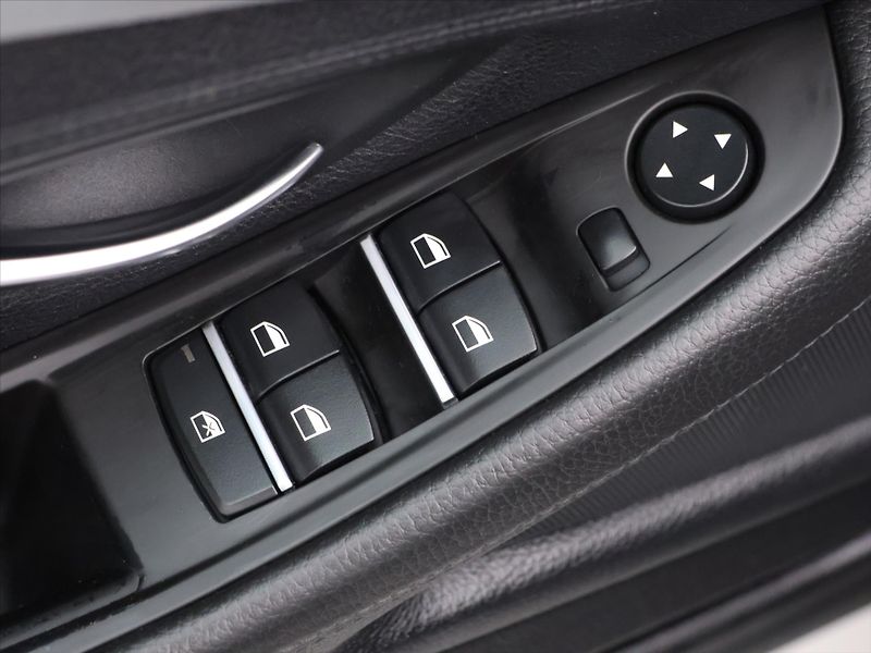 BMW Řada 5 3,0 530d x Drive Tažné Klima - fotka 16 z 38