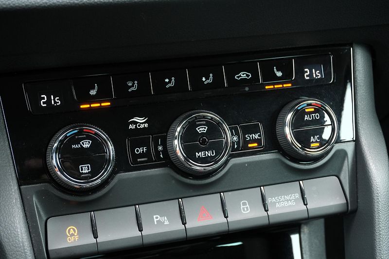 Škoda Karoq 1.5 TSI 110 kW, Kamera,Keyless - fotka 24 z 41