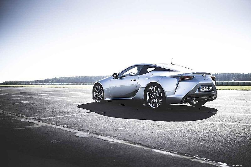 Interiér upraveného Nissanu GT-R.