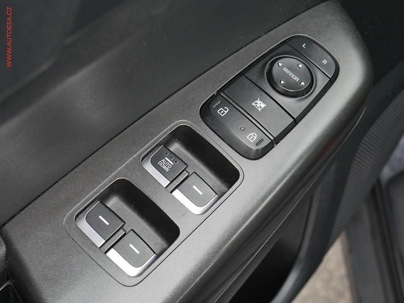 Kia Sportage (2018) 1.6GDi, ČR, Navi, TZ - fotka 21 z 23