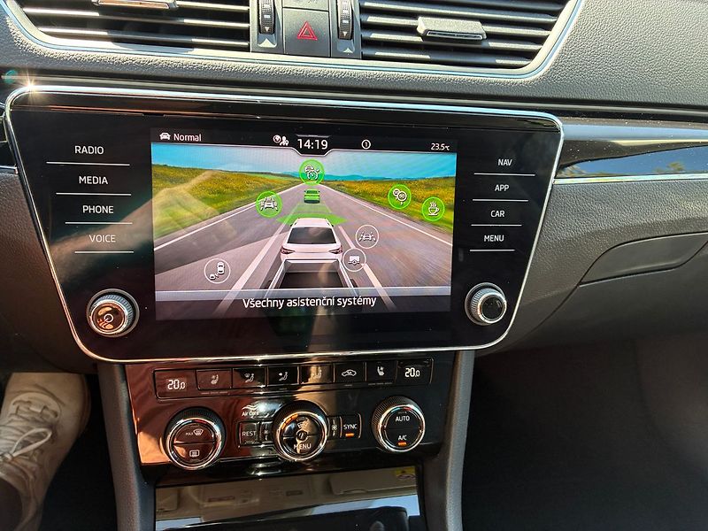 Škoda Superb 2.0 TDi 110 kW L&K DSG ČR DPH - fotka 25 z 37
