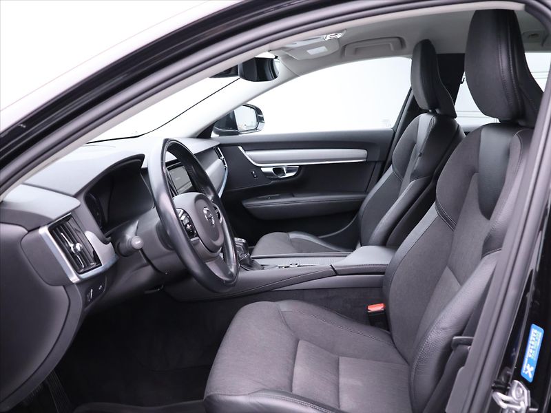 Volvo V90 2,0 D4 140kW Aut. AWD Momentum - fotka 10 z 30