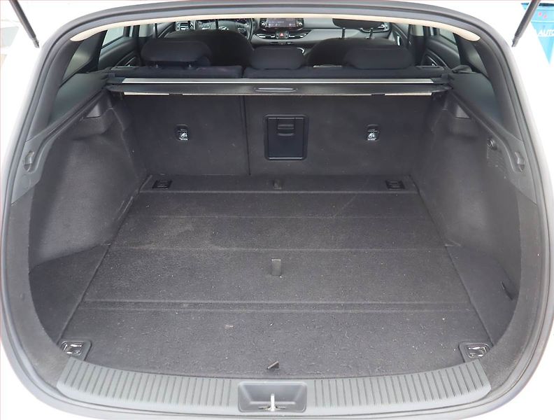 Hyundai i30 (2022) Family 1.5 T-GDI MHEV - fotka 13 z 15