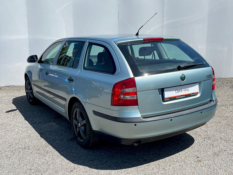 Škoda Octavia (2011) 1.6 MPI Tour Trumf Combi - fotka 22 z 24