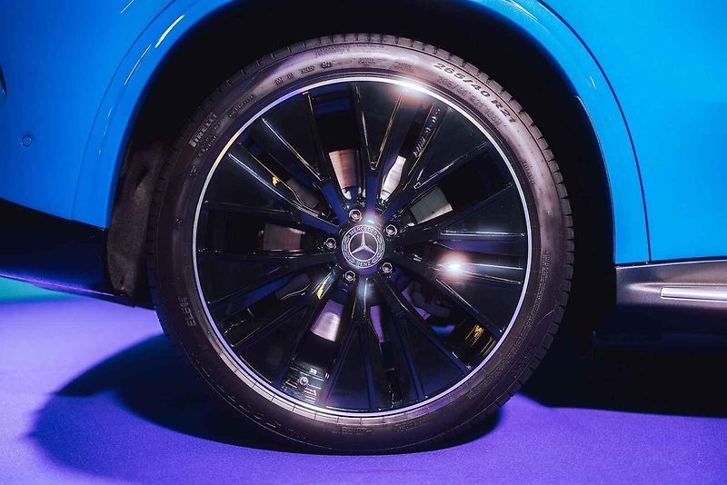 Mercedes-Benz letos odstartoval novou éru jako globální partner ženského tenisu (WTA). Své ambice v tomto sportu nyní potvrzuje i v České republice, kde v rámci ostravského turnaje představuje dvě klíčové novinky: novou generaci modelů GLB a GLC.