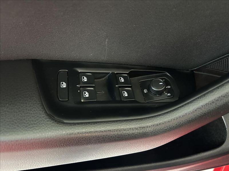 Volkswagen Passat 2,0   TDI 90kW,DSG,SERVISKA,AC - fotka 10 z 33