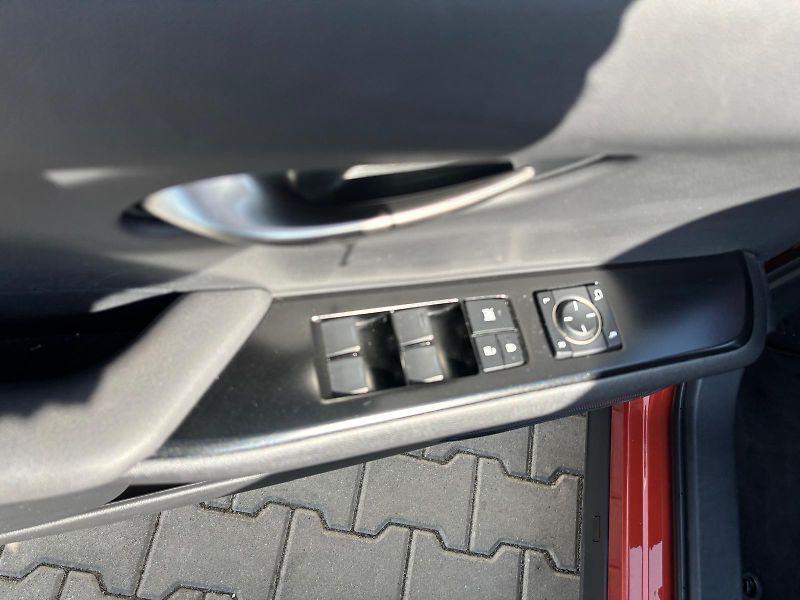 Lexus UX 250h 2,0 HSD F Sport Design AWD - fotka 12 z 29