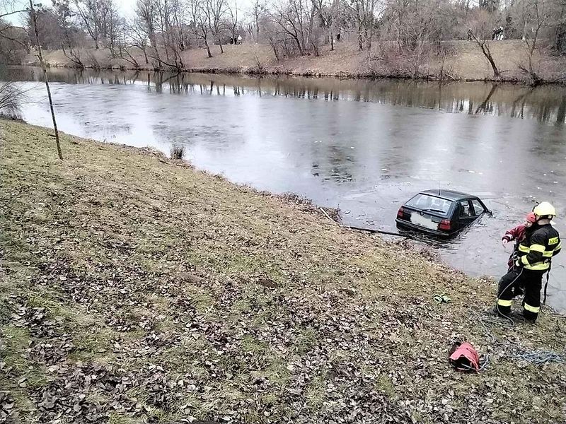 Ke kuriózní nehodě vyjížděli v sobotu přerovští profesionální hasiči. Auto skončilo v městském rybníce.
