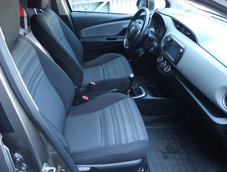 Toyota Yaris (2017) 1.0 VVT-i - fotka 9 z 16