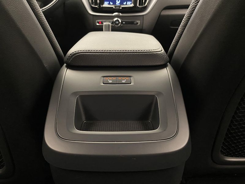 Volvo XC60 B4 AWD MOMENTUM AUT  - fotka 31 z 47