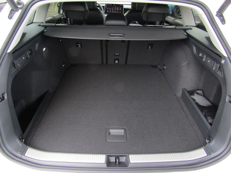 Volkswagen Passat 1,5 eTSI 11KW DSG NEZ.TOPENÍ - fotka 15 z 30