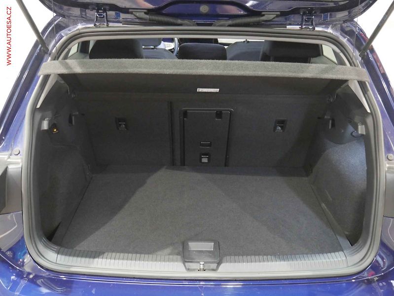 Volkswagen Golf (2020) 1.5TSi, AC, LED, navi - fotka 7 z 23