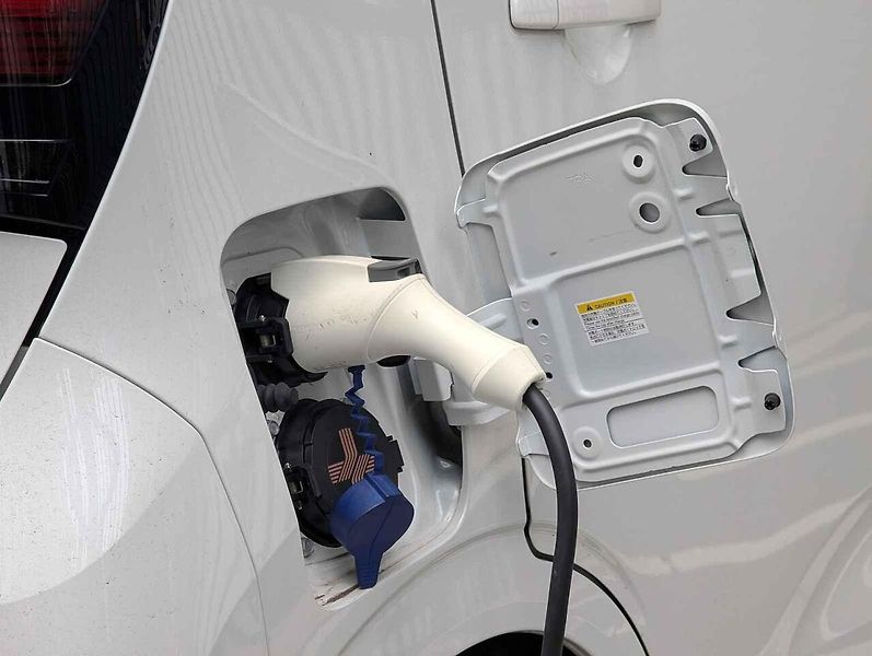 Příslušenství pro nabíjení elektroauta. Ilustrační foto