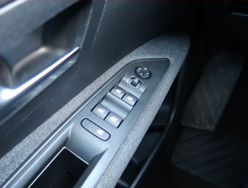 Peugeot 3008 (2018) 1.6 BlueHDi, Automat, Navi - fotka 16 z 20