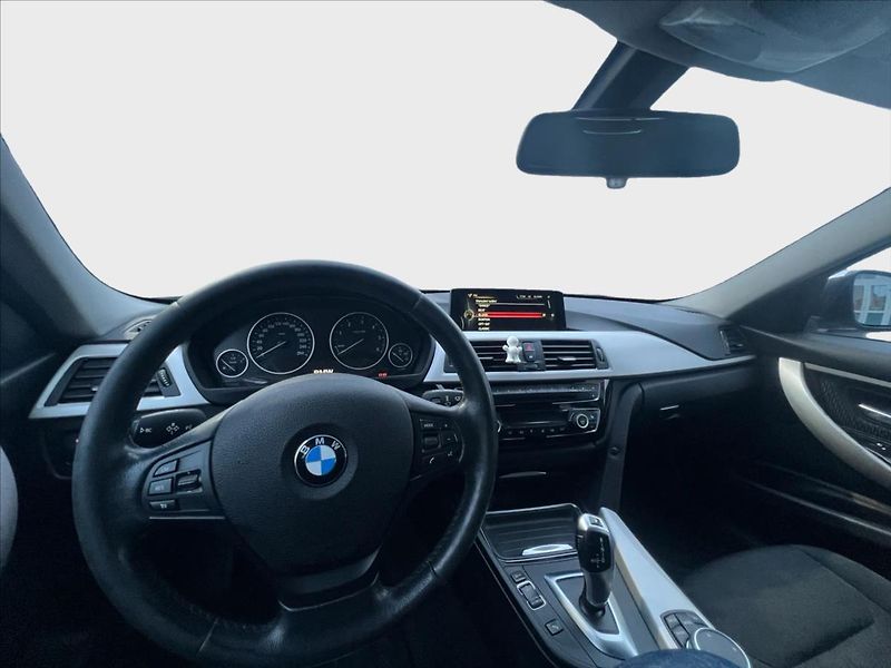 BMW Řada 3 320d Automat 140kw - fotka 12 z 19