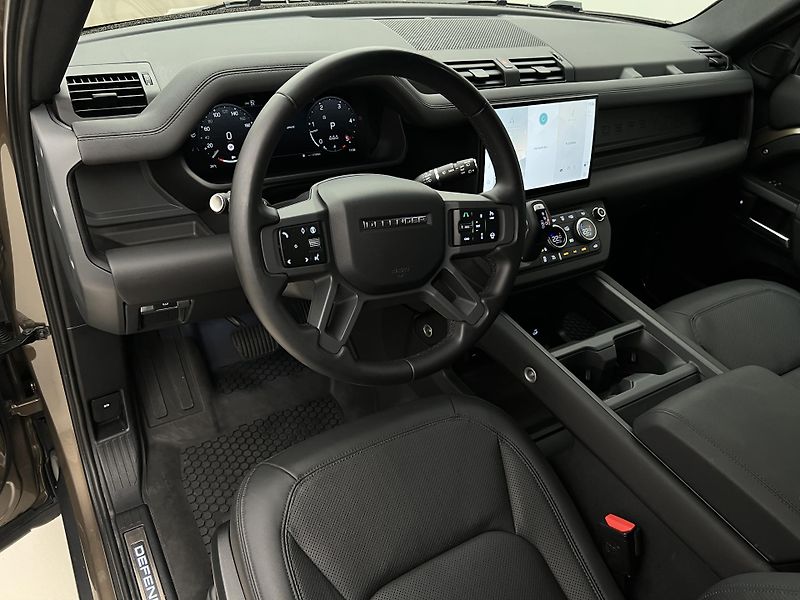 Land Rover Defender D300 AWD X-DYNAMIC SE AUT CZ - fotka 4 z 45