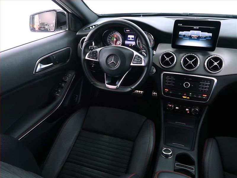 Mercedes-Benz GLA (2017) AMG line 200 d 4MATIC - fotka 7 z 22