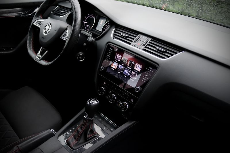 Škoda Octavia 3 FL 2.0 TSI 180 kW DSG RS - fotka 13 z 36