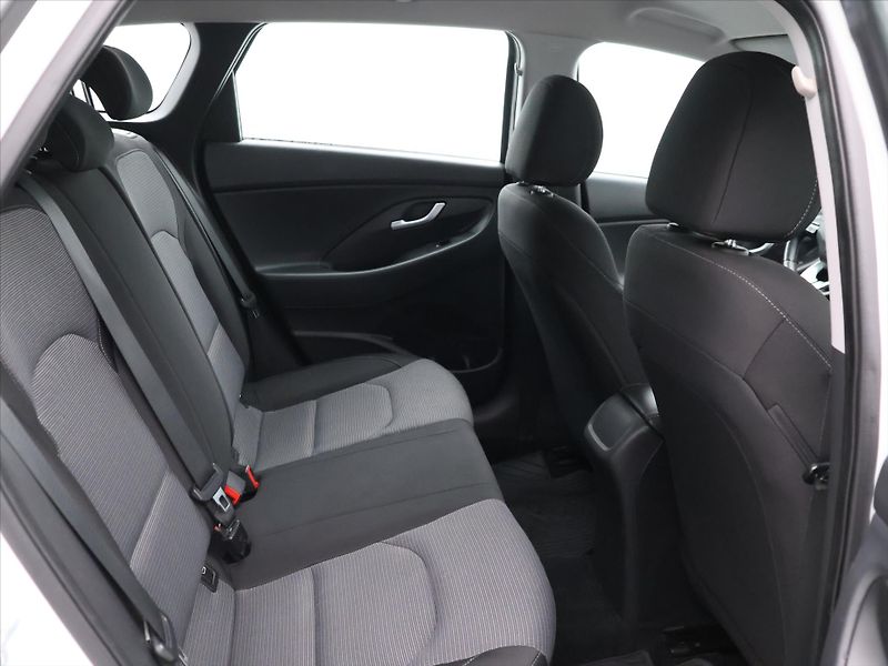 Hyundai i30 1,6 CRDi 81kW Trikolor tažné - fotka 13 z 31