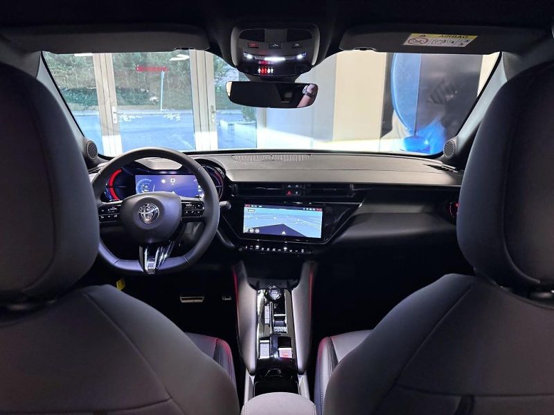 Alfa Romeo Junior (2026) Ibrida 1.2 Turbo 145k Q4 Speci - fotka 17 z 17