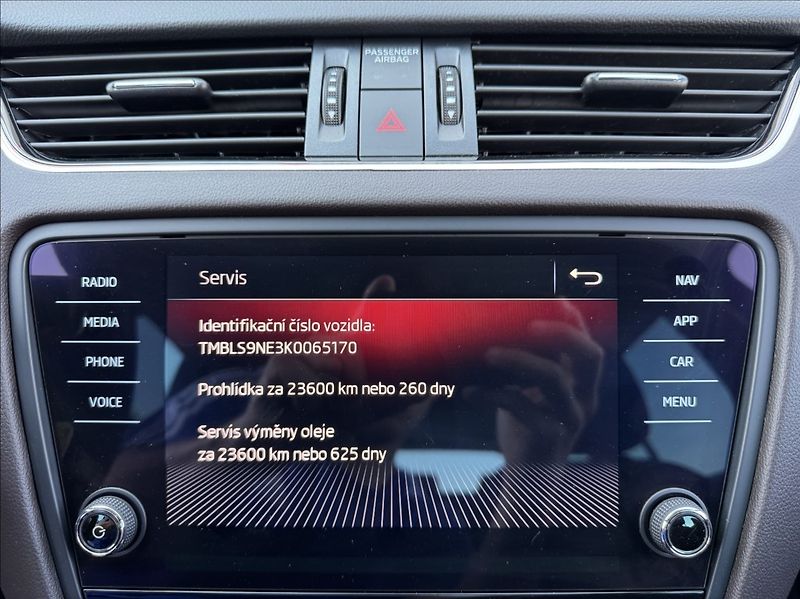 Škoda Octavia 2,0 TSI 140kW DSG L&K 4x4 DPH - fotka 40 z 50