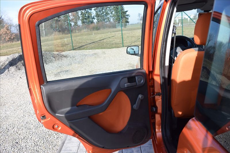 Fiat Panda 1,2 i 44KW AUTOMAT KLIMA ALU - fotka 28 z 49
