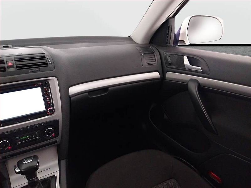 Škoda Octavia (2011) Elegance 2.0 TDI, 4X4 - fotka 8 z 18