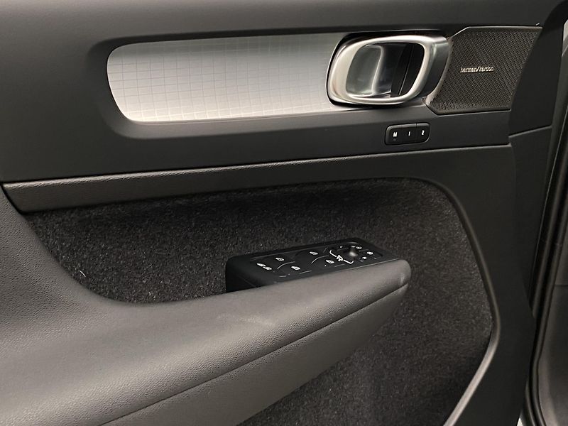 Volvo XC40 (2026) B3 AUT DARK PLUS - fotka 27 z 59