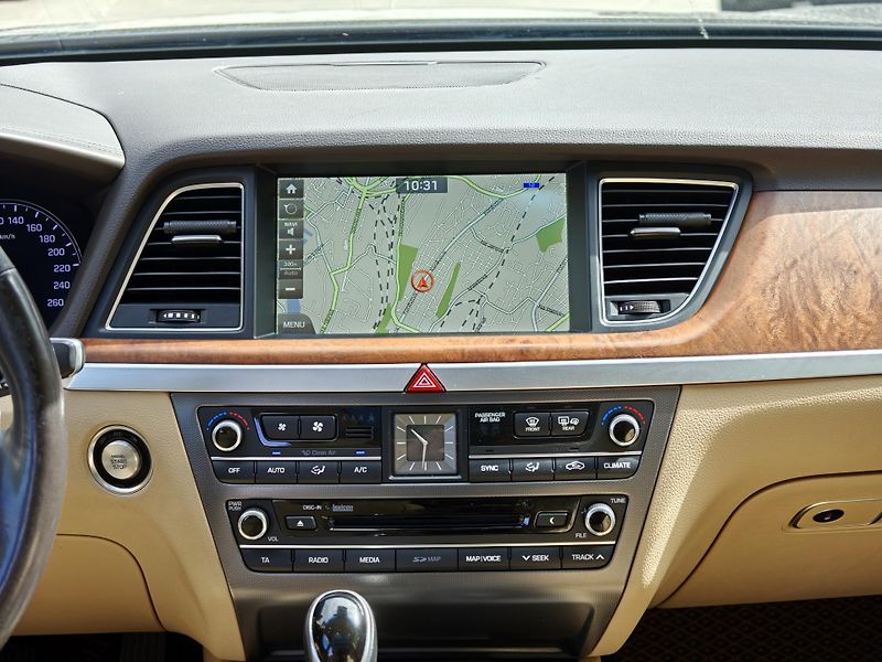Hyundai Genesis V6 GDi 3,8 HTrac CZ,1 maj - fotka 25 z 37