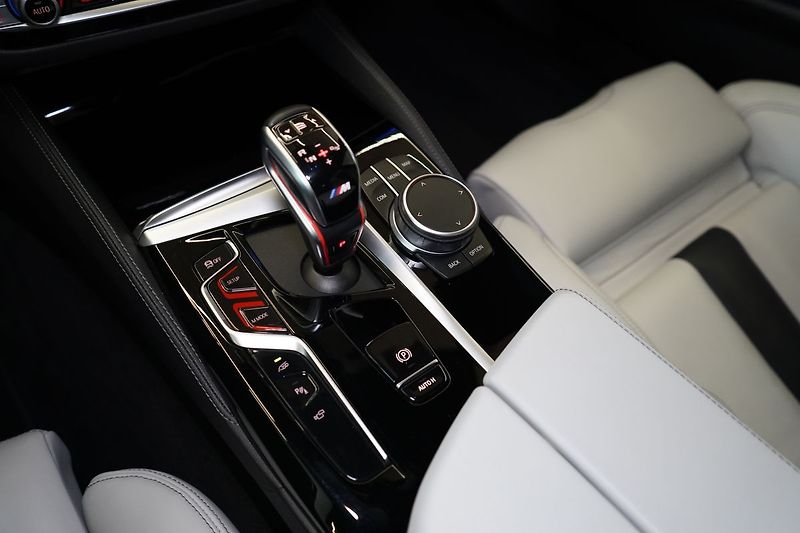 BMW M5 Masáž, Ventilace, H/K, Head-up - fotka 38 z 46