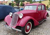 Pálavský Oldtimer přilákal na Břeclavsko desítky elegantních veteránů