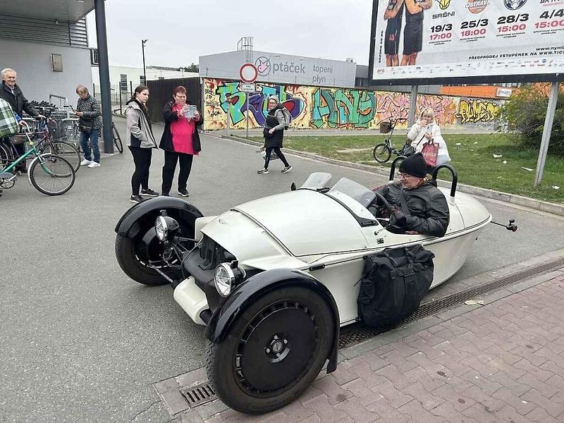 V neděli odpoledne poutal zájem kolemjdoucích před nákupním centrem nevídaný a luxusní sporťák.
