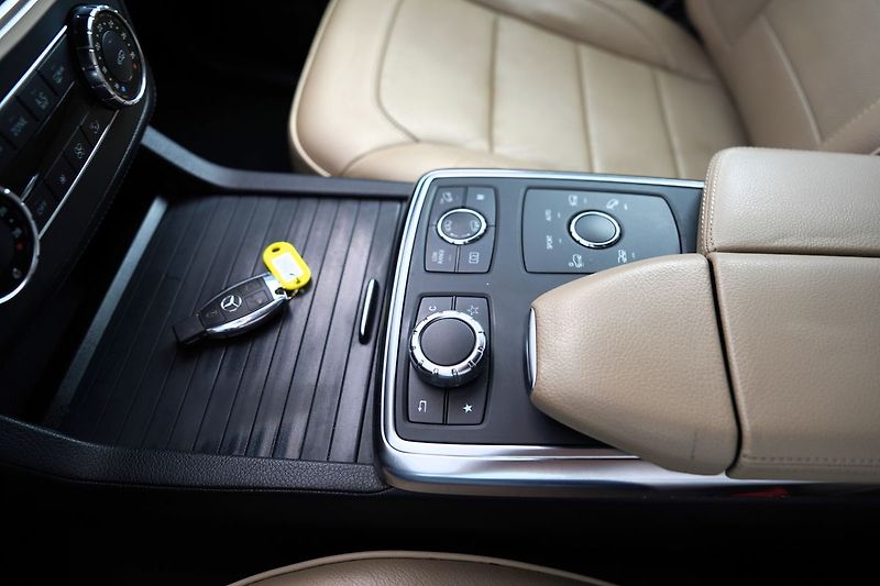 Mercedes-Benz Třídy M ML 350i AMG 4Matic/Motor klepe - fotka 29 z 29
