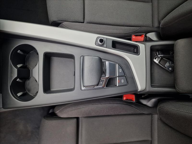 Audi A4 40TDI 150kW S-Line, ČR,1.Maj. - fotka 35 z 50