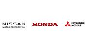 Loga automobilek Nissan, Honda a Mitsubishi, symbolizující propojení aliance