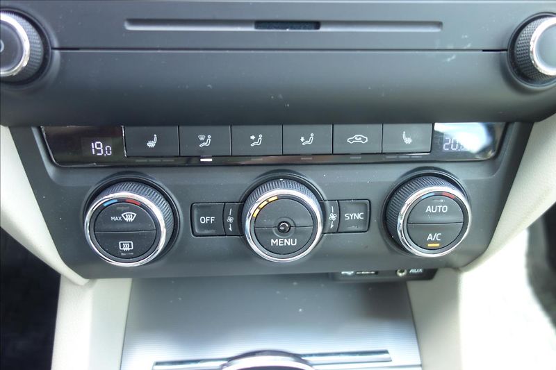 Škoda Octavia 1,6 TDi, ČR, SERV.KN., DSG. - fotka 22 z 33