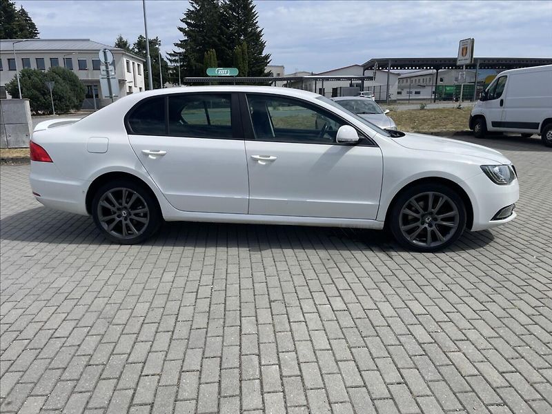 Škoda Superb 2,0 TDi 103kw Elegance Facelif - fotka 5 z 36