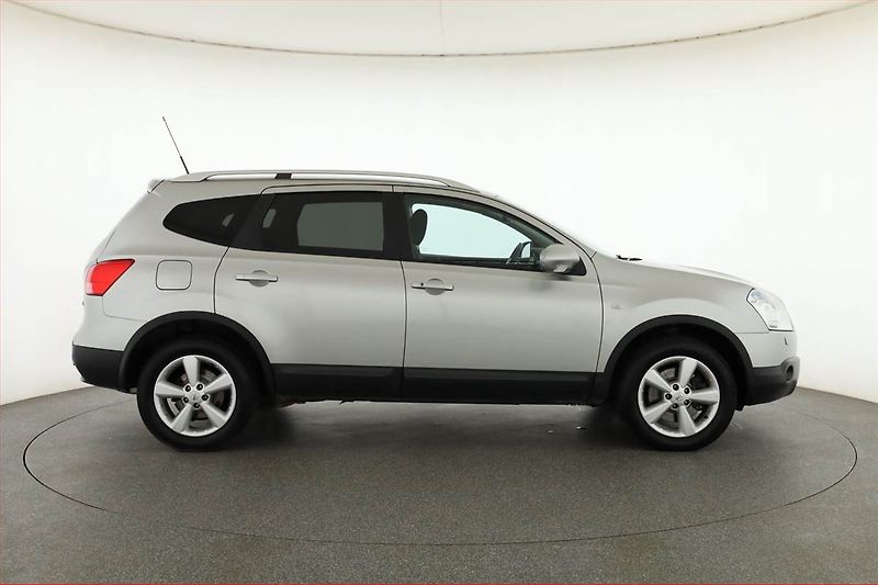 Nissan Qashqai (2009) 2.0 dCi, 7 míst, ČR,1.maj - fotka 6 z 17