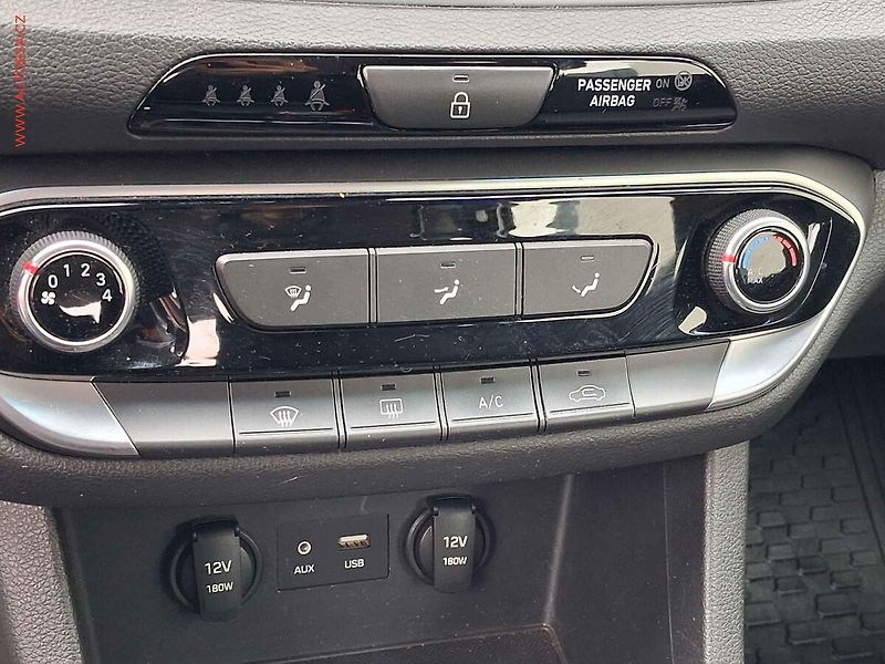 Hyundai i30 (2017) 1.6 CRDi, 1.maj,ČR, AC, tempo - fotka 15 z 18